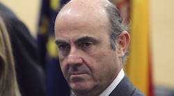 <p>"No hay un euro. Vamos desnudos"</p>
