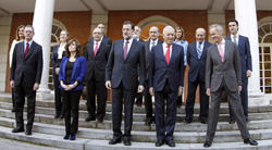 <p>El Gobierno empieza a andar; El PSOE se rompe</p>
