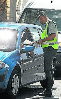 Un guardia civil multa a un conductor en un control de tr�fico. Foto Efe