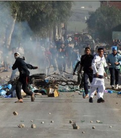 La policía responde con balas a los manifestantes en Túnez