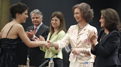 <p>La Reina entrega las becas de las Juventudes Musicales </p>
