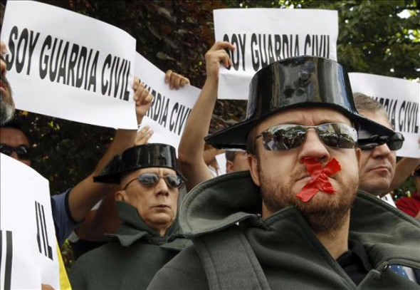 Miembros de la Guardia Civil, durante la concentraci�n convocada para hoy ante el Ministerio del Interior por las dos asociaciones mayoritarias del cuerpo, la Asociaci�n Unificada de Guardias Civiles y la Uni�n de Oficiales, para exigir mejoras laborales y una jornada de trabajo 