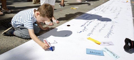Un niño participa, en la sede del Instituto Cervantes de Madrid, en la actividad