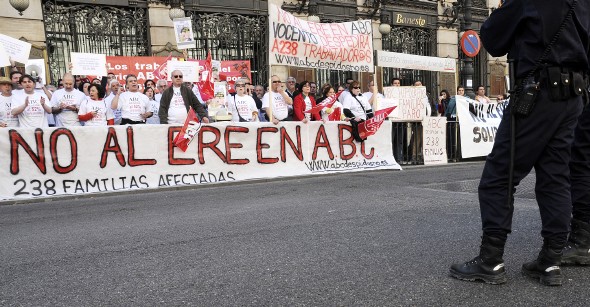 Trabajadores de ABC protestan por los despidos frente al Casino de Madrid (Foto:Manuel Engo)