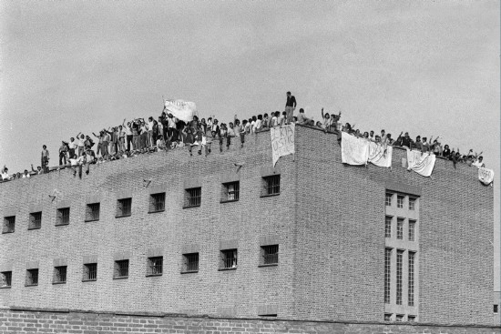 Presos amotinados sobre el tejado de la cárcel madrileña de Carabanchel, el 31 de julio de 1976. EFE
