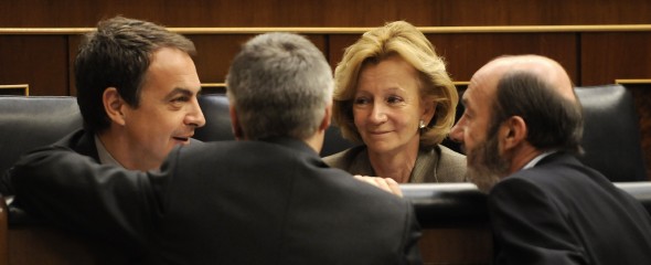 Rodr�guez Zapatero conversa con algunos de sus ministros. Manuel Engo