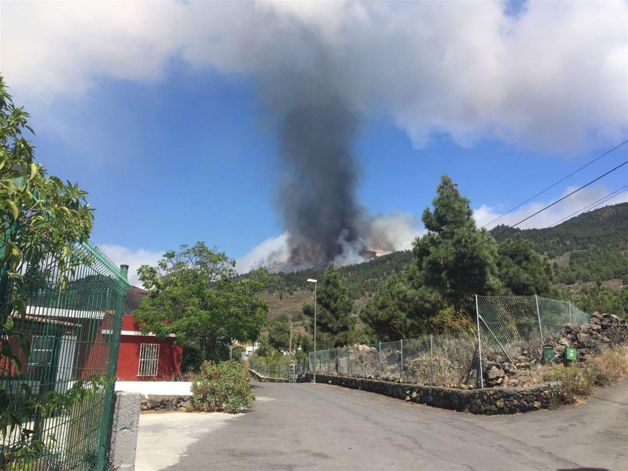 Una erupción volcánica ha comenzado esta tarde de domingo en los alrededores de Las Manchas, en El Paso (La Palma), después de que el complejo de la Cumbre Vieja acumulara miles de terremotos en la última semana, conforme el magma iba presionando el subsuelo en su ascenso. Las autoridades habían comenzado horas antes evacuar a las personas con problemas de movilidad en cuatro municipios. 