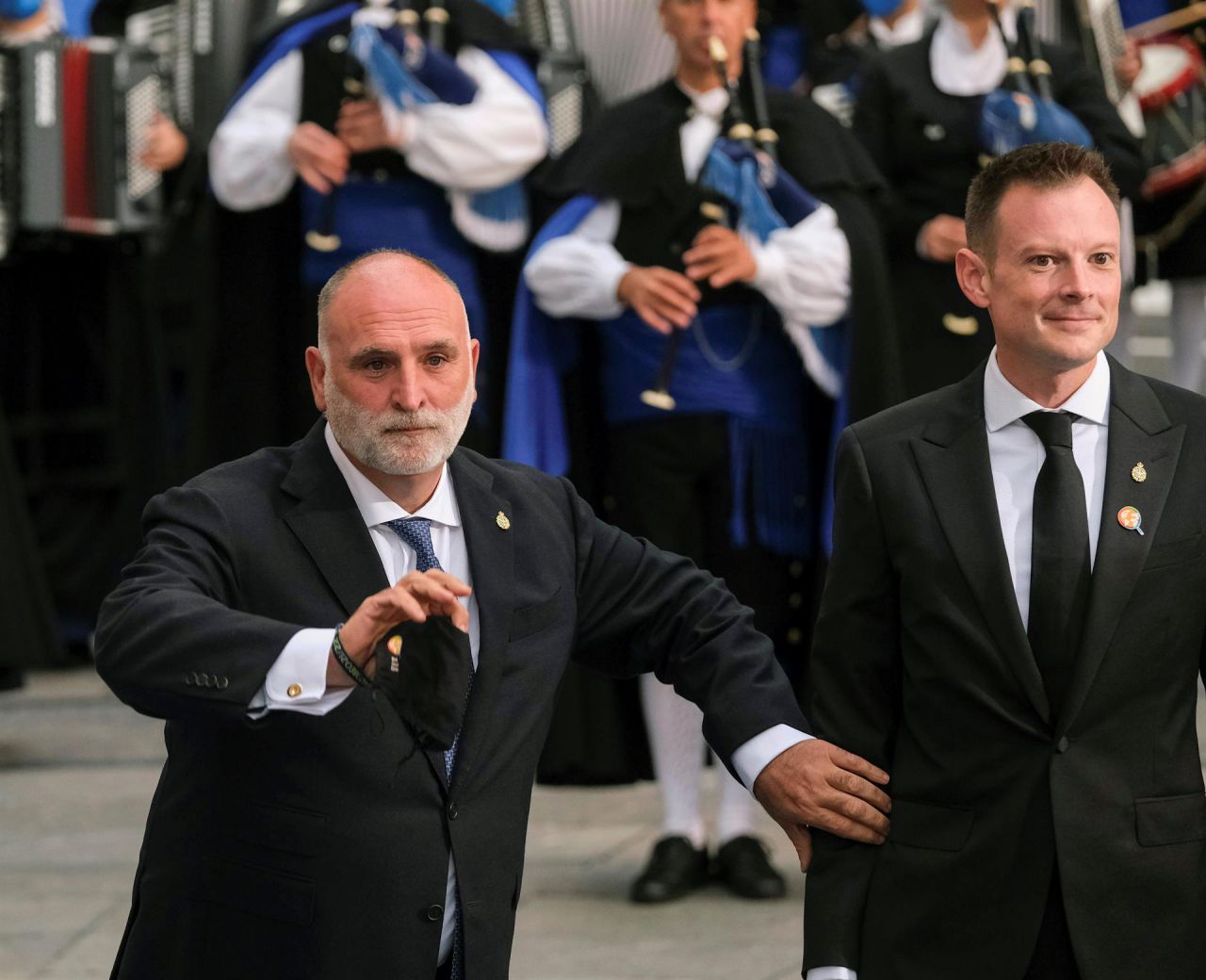 El chef José Andrés tras recoger su diploma.