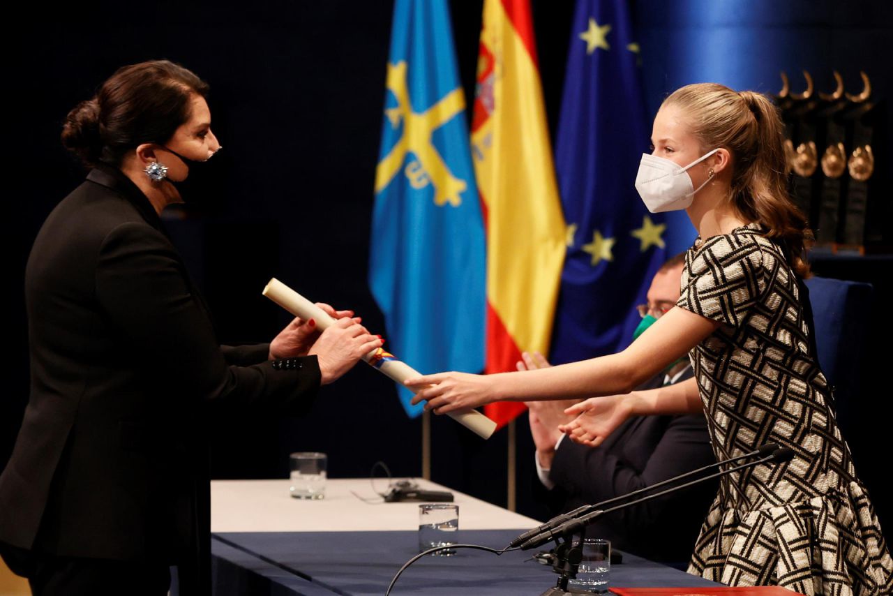 La Princesa Leonor entrega su premio a la artista Marina Abramovic.