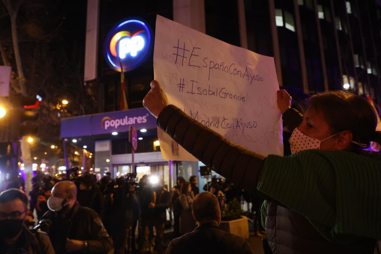 Manifestantes en favor de Ayuso se concentran frente a la sede popular.