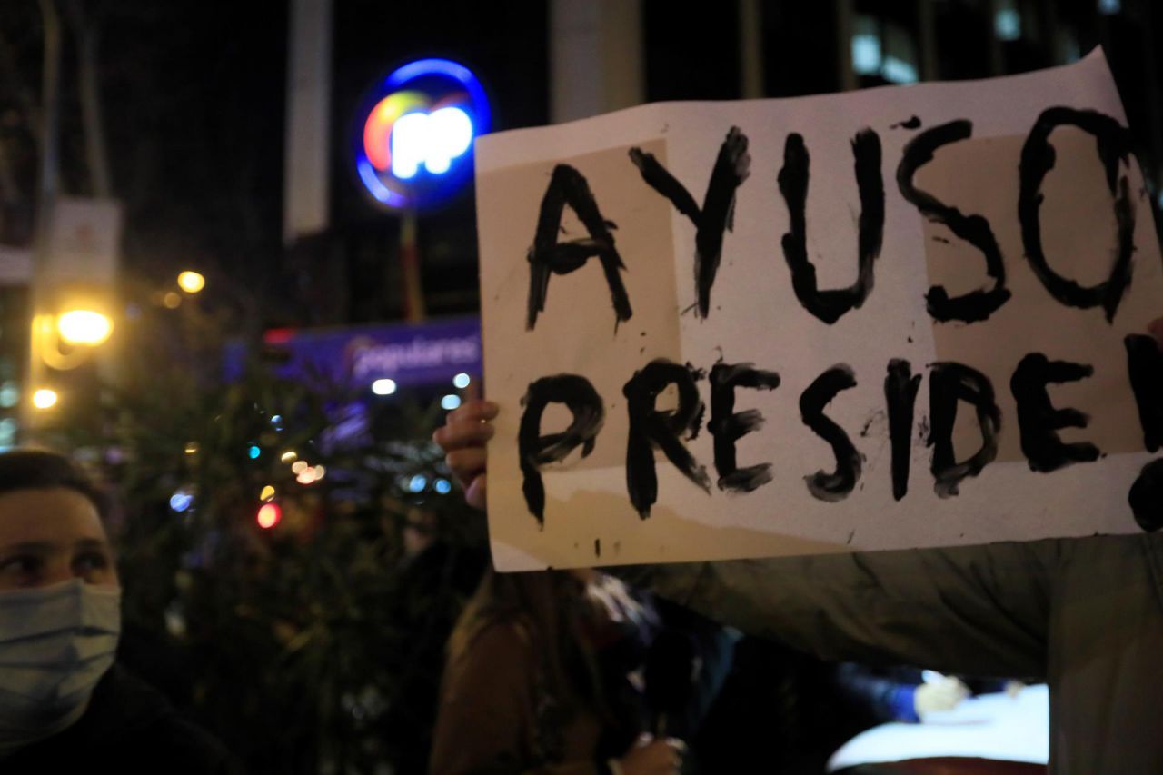 Manifestantes en favor de Ayuso se concentran frente a la sede popular.
