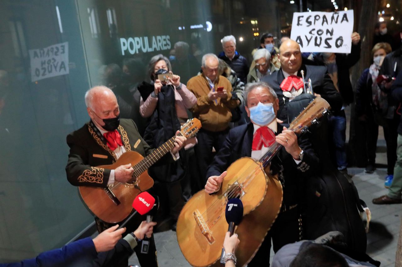 Un grupo de mariachis canta frente a Génova 13.
