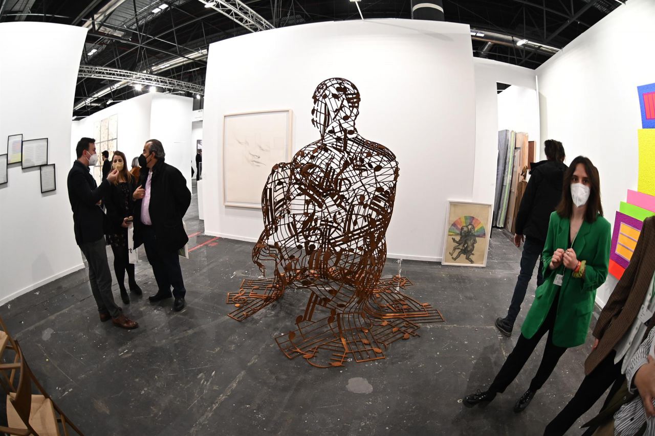 Varios visitantes pasan junto a una escultura (c), de Jaume Plensa, en el espacio dedicado a la galería Lelong.