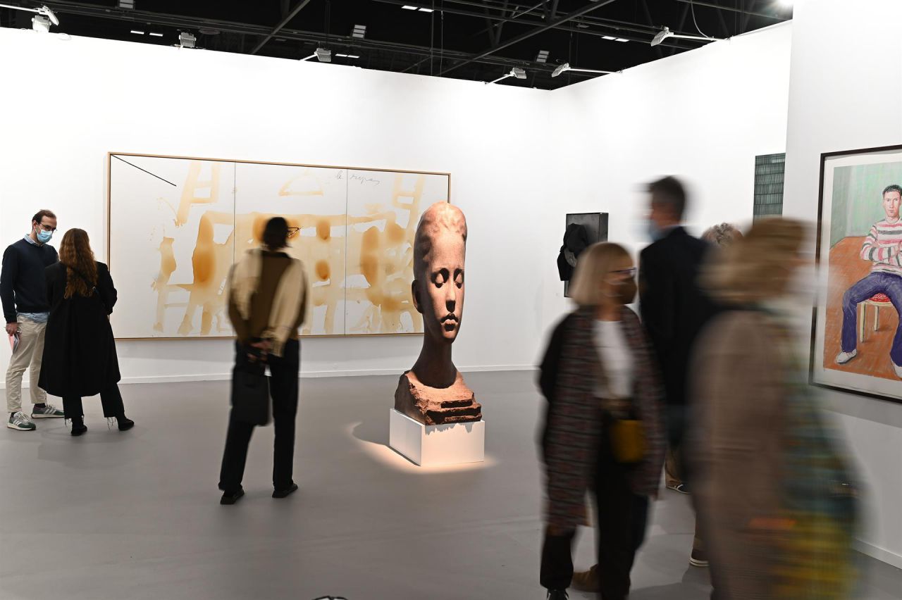 Varios visitantes pasan junto a una escultura (c), de Jaume Plensa, en el espacio dedicado a la galería Lelong.