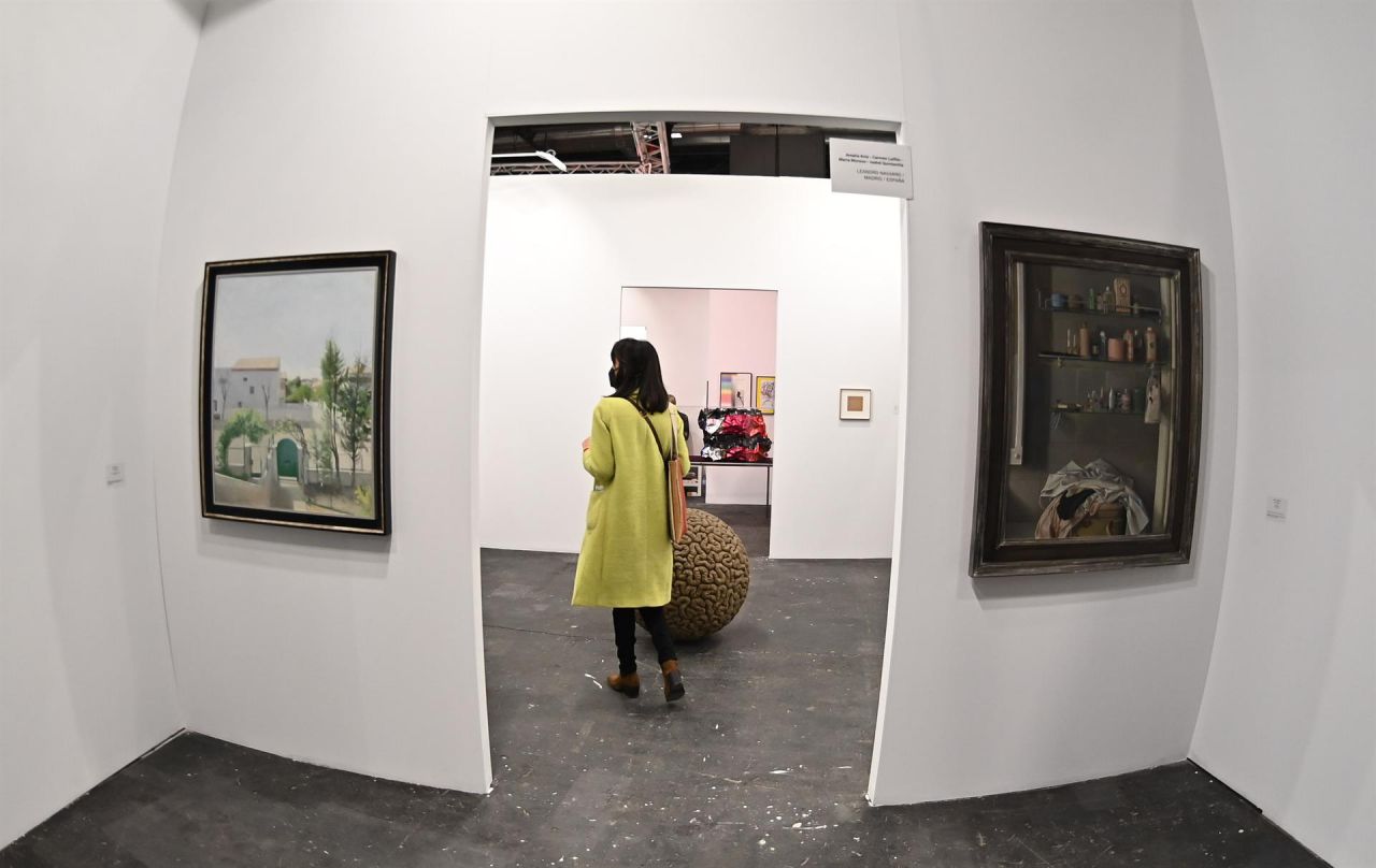 Una visitante pasa junto a la obra 