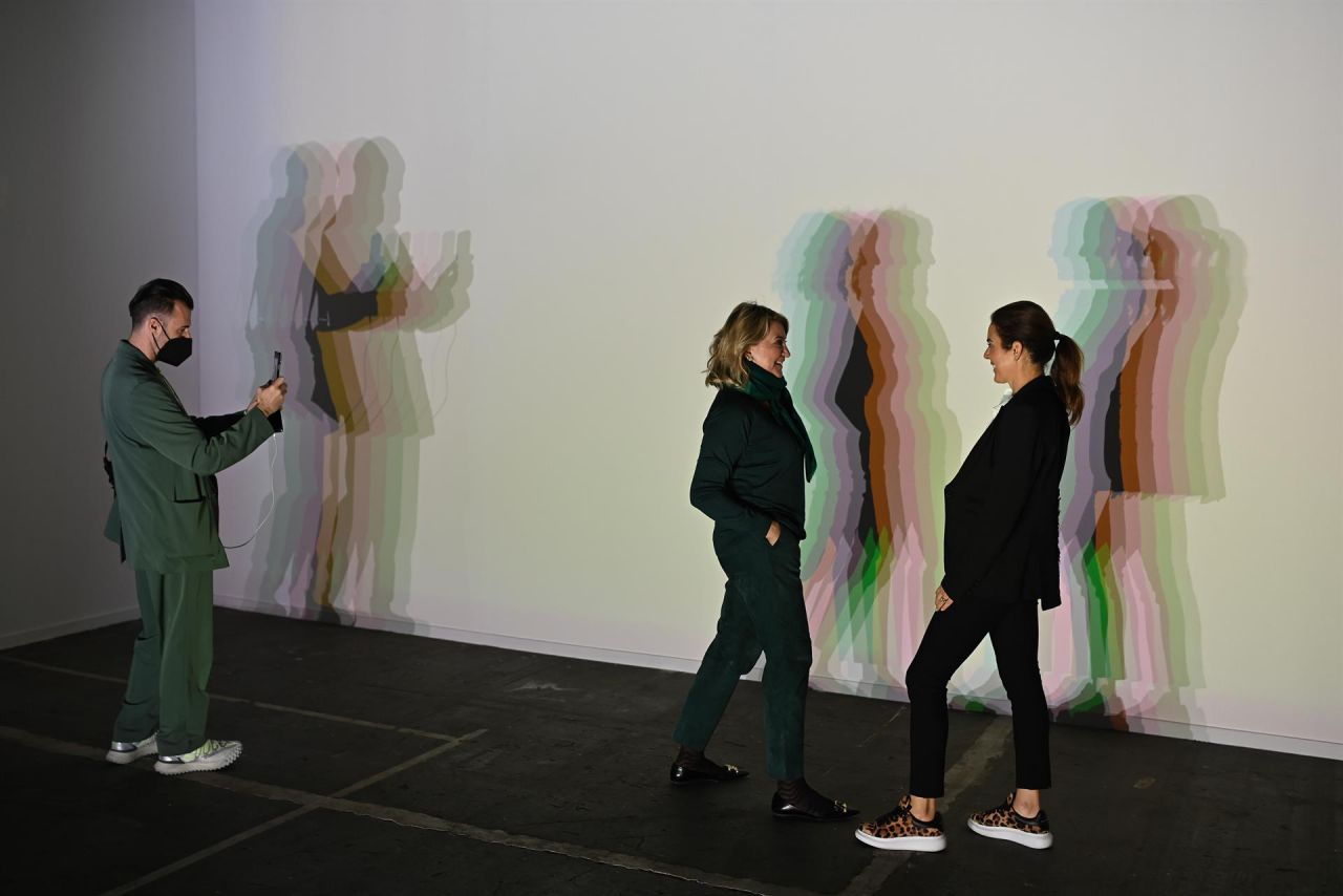 Varias personas visitan la obra del artista danés Olafur Eliasson.
