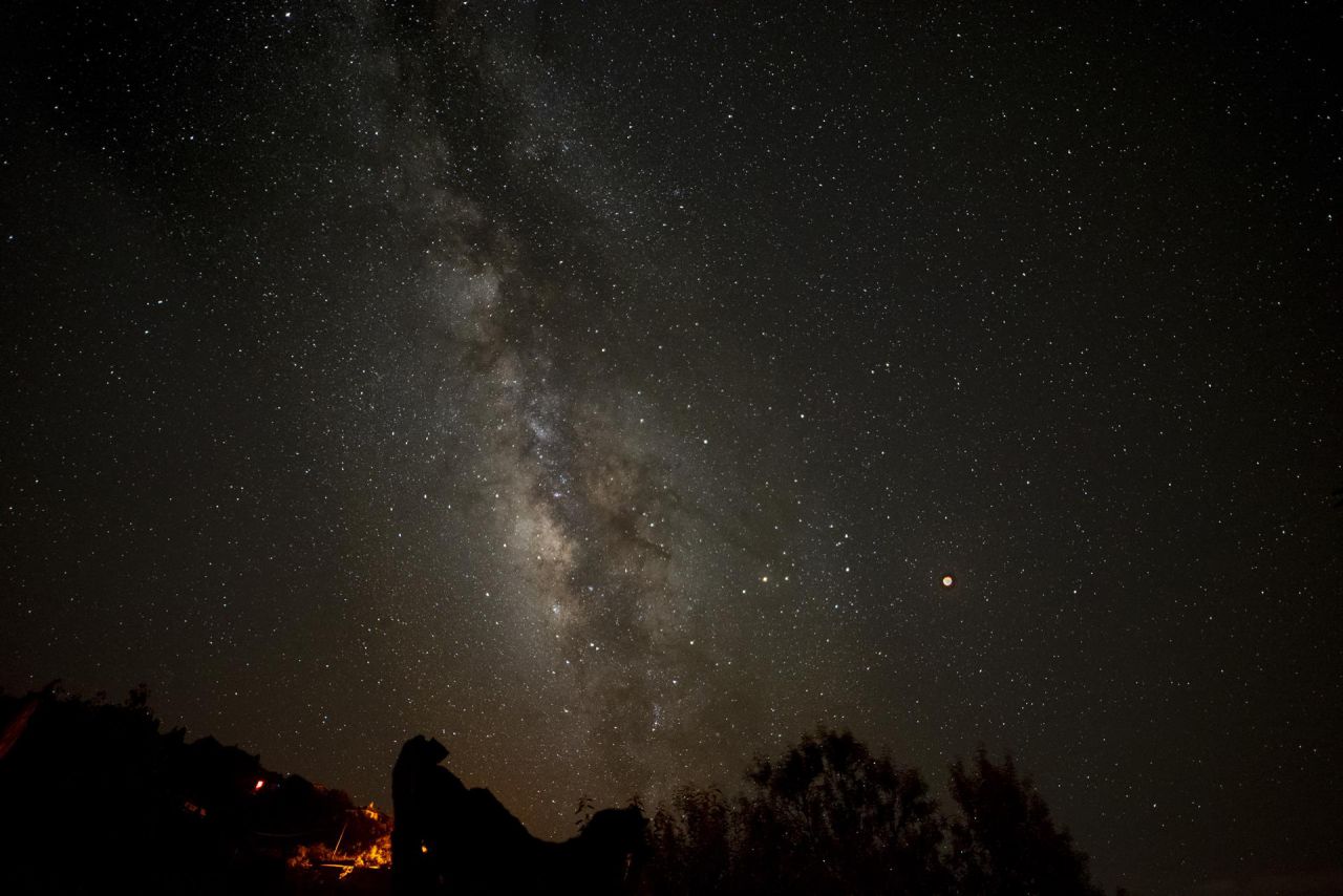 Vista del eclipse total de Luna de esta madrugada junto a la Vía Láctea desde el barrio de Las Tricias en el municipio de Garafía, en la isla de La Palma.