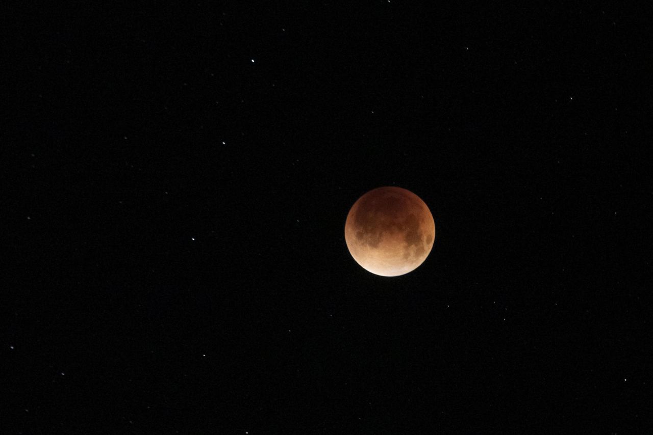 Vista del eclipse total de Luna de esta madrugada junto a la Vía Láctea desde el barrio de Las Tricias en el municipio de Garafía, en la isla de La Palma.