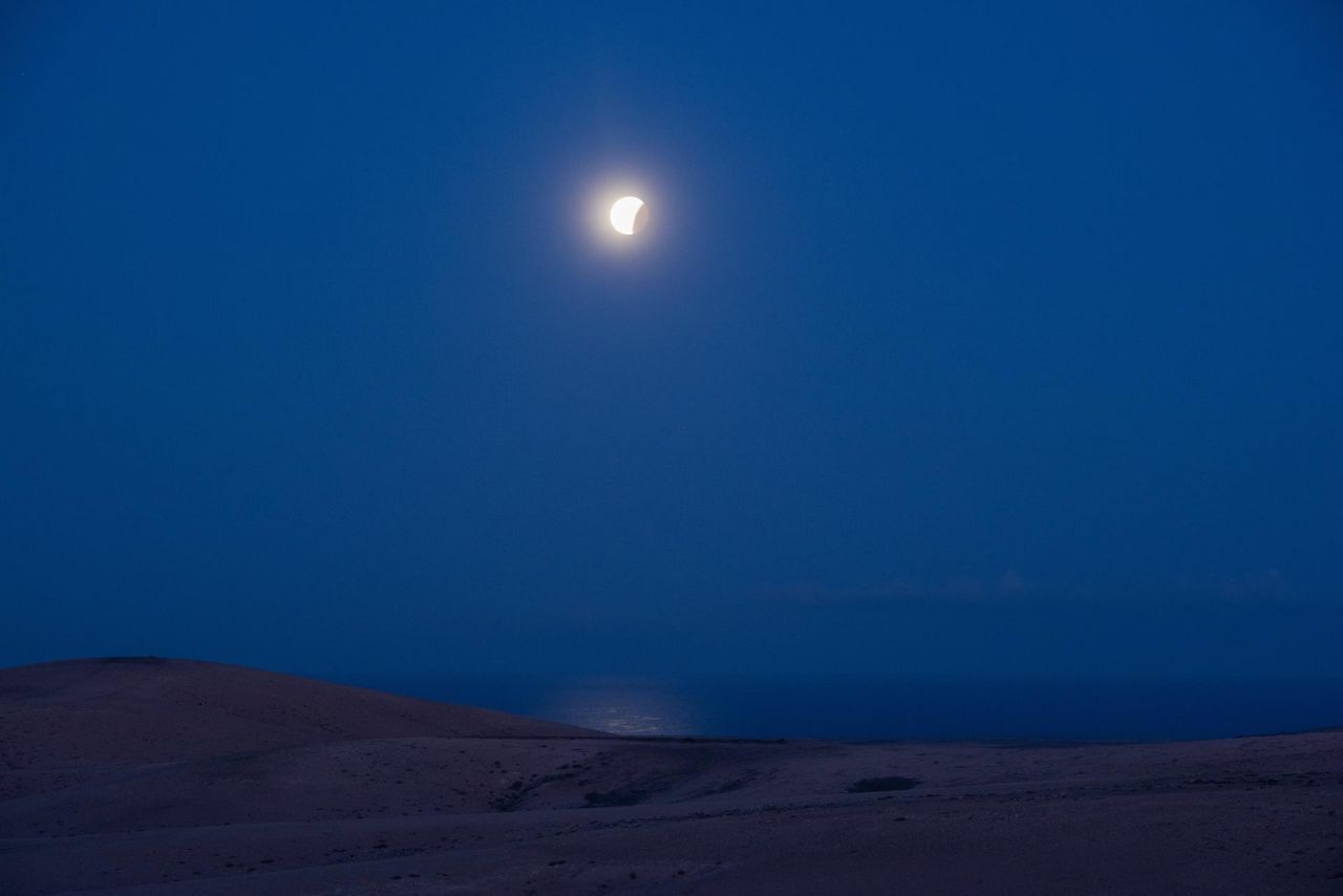 Últimos momentos del eclipse de luna visto desde la localidad de Tindaya, en Fuerteventura.