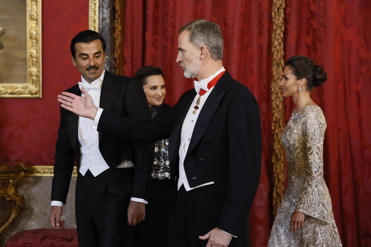 Los Reyes junto al emir de Catar y su esposa.