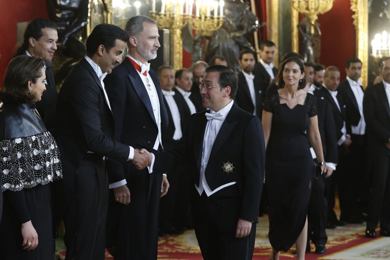 El emir de Catar saluda al el ministro de Asuntos Exteriores español, José Manuel Albares.