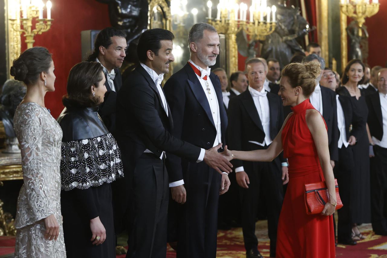 El emir de Catar saluda a la presidenta del Congreso Meritxell Batet.