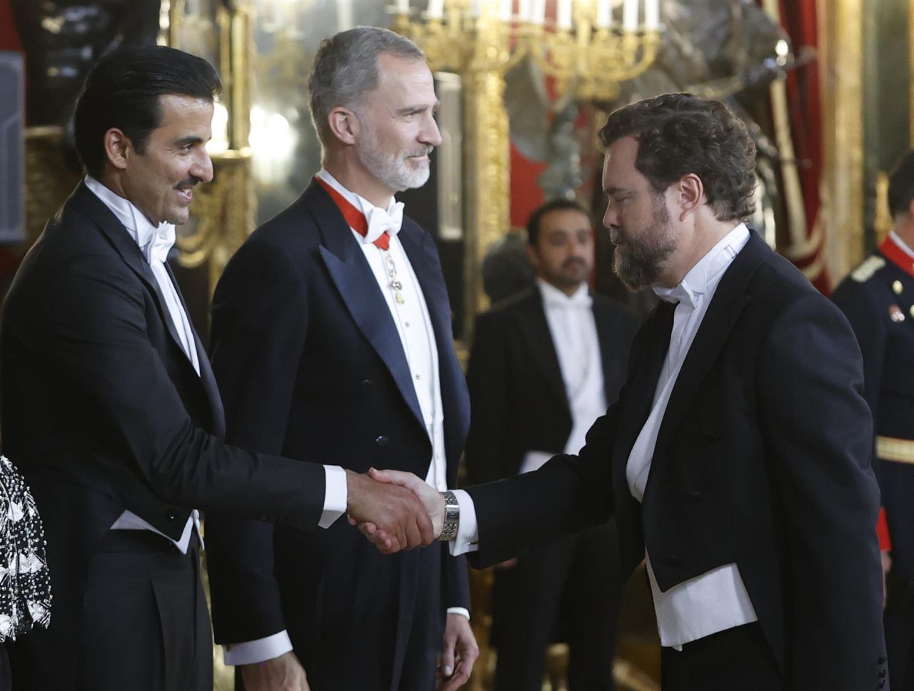 El portavoz de Vox, Iván Espinosa de los Monteros saluda al emir catarí.