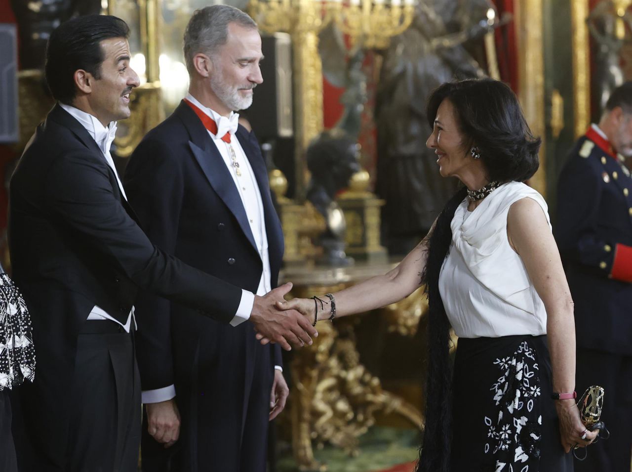 El emir de Catar saluda a la presidenta del banco de Santander Ana Botín.