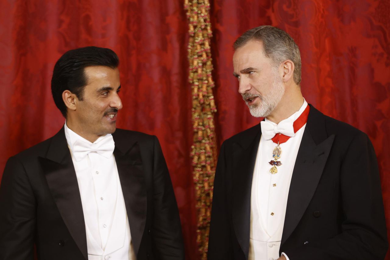 El Rey Felipe VI y el emir de Catar, Tamim bin Hamad Al Thani, antes de la cena de gala que los monarcas españoles ofrecen al mandatario de Catar y a su esposa, hoy martes en el Palacio Real, en Madrid.