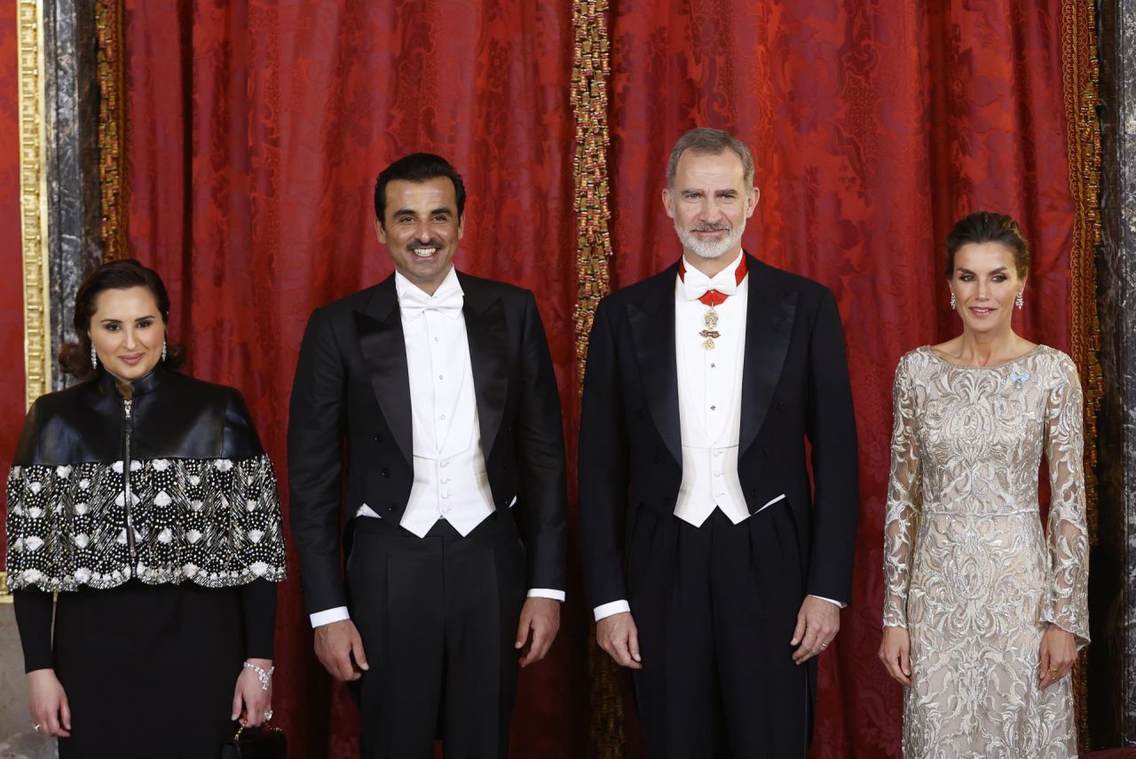 Los Reyes junto al emir de Catar y su esposa.