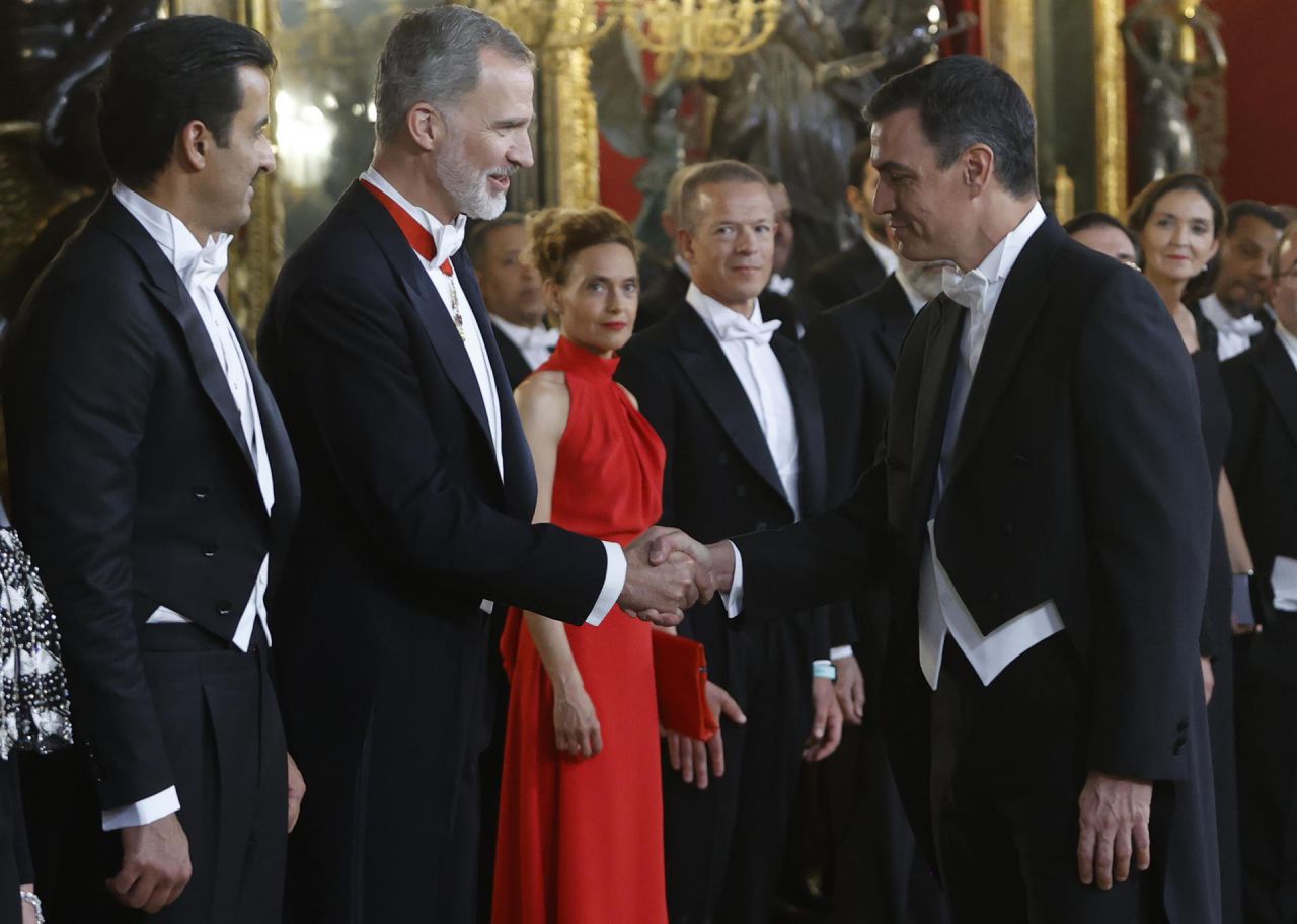 El Rey Felipe VI saluda al presidente del Gobierno Pedro Sánchez.