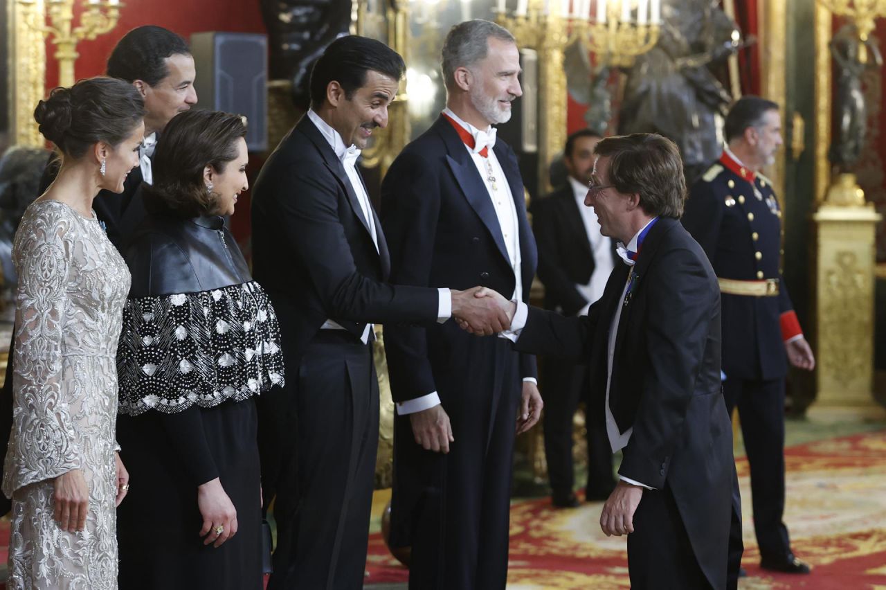 El alcalde de Madrid, José Luis Martínez-Almeida, saluda al emir de Catar.