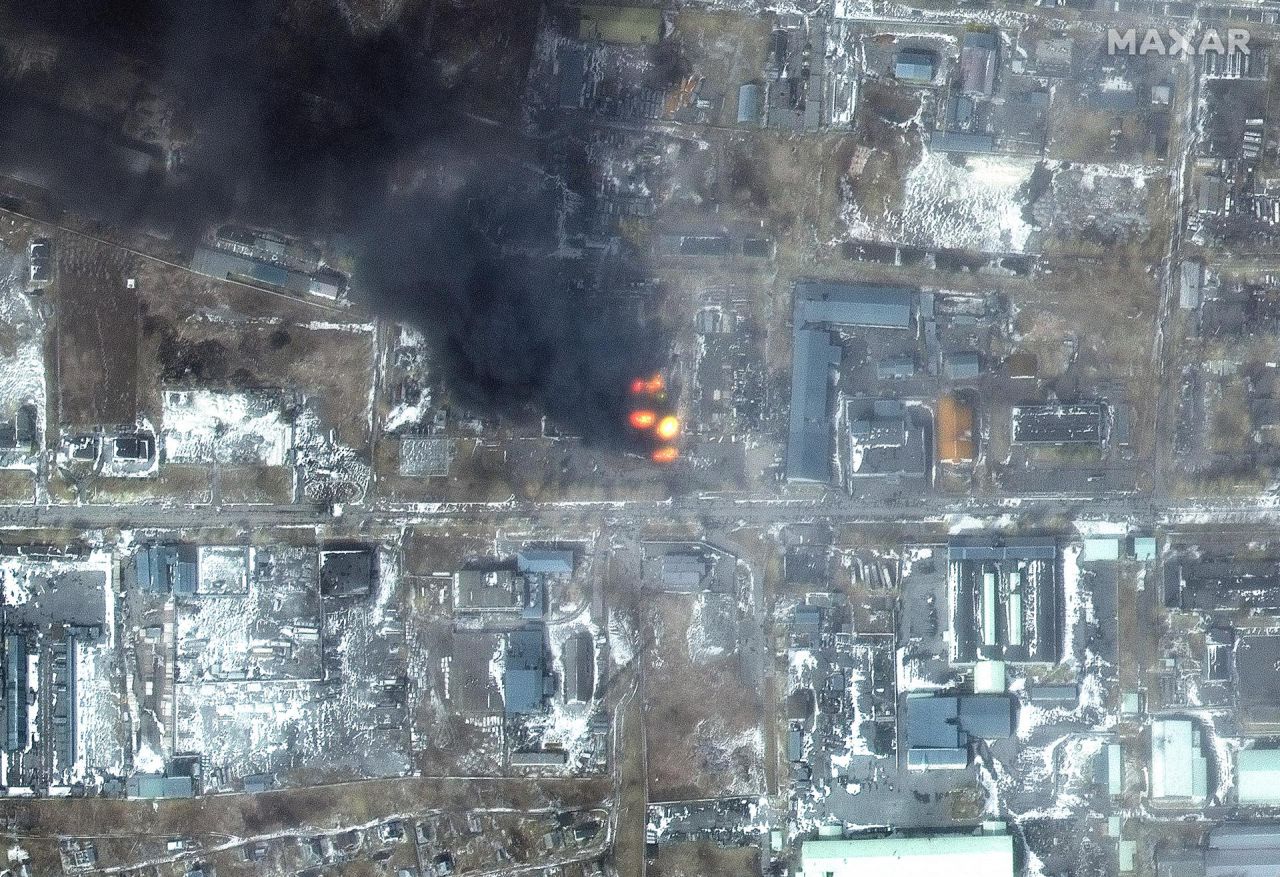 Fuego en la zona industrial de Primorskyi, en Mariúpol, Ucrania
