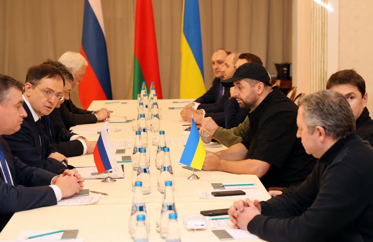Mesa de negociación entre Rusia y Ucrania para el cese de hostilidades.