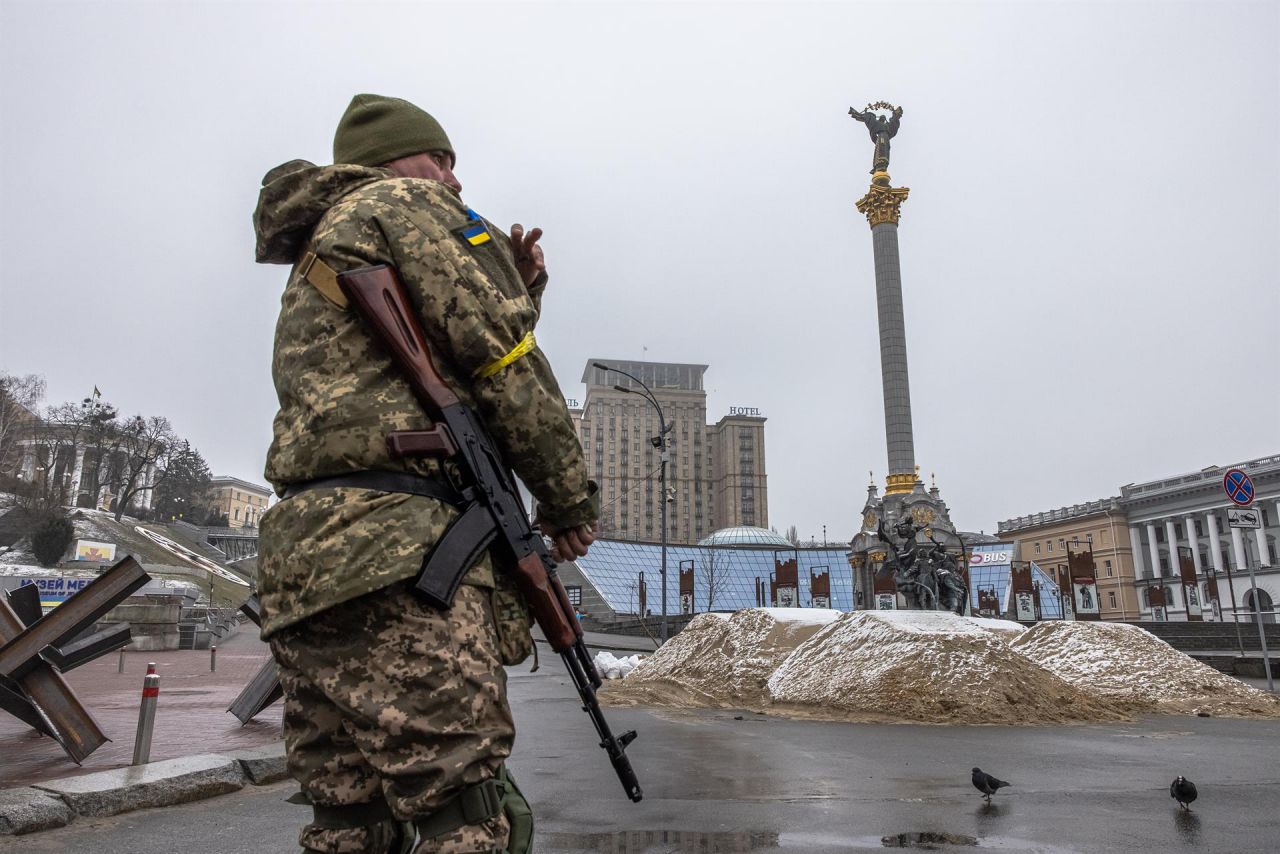 Un soldado ucraniano este miércoles en el centro de Kiev.