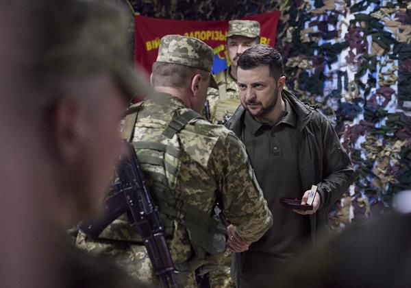 El presidente de Ucrania, Volodímir Zelenski, durante una visita a soldados en Járkov.