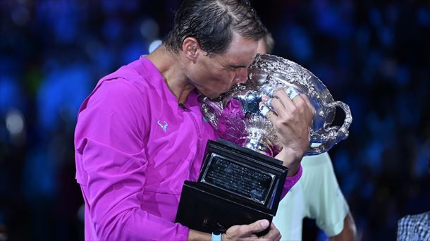 Nadal besa su 2º Australian Open con el que se convirtió en el tenista con más Grand Slams de la historia del tenis. Protagonizó una remontada espectacular ante Daniil Medvedev que ganaba 2 sets a cero. Se llevó este partidazo por 2-6, 6-7, 6-4, 6-4 y 7-5.