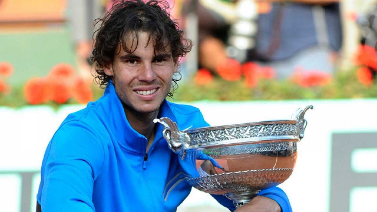 Nadal reina por sexta vez en París al superar a Federer por 7-5, 7-6 (3), 5-7 y 6-1.