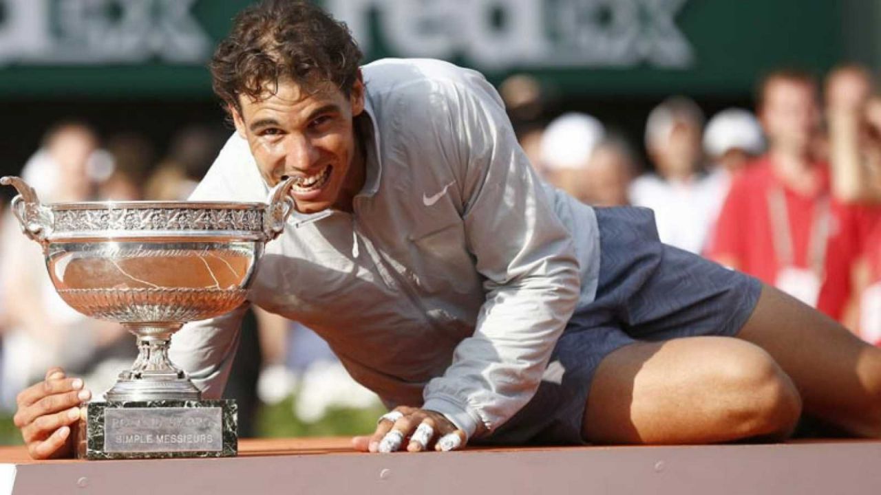 Rafa Nadal posa con su noveno Roland Garros. Derrotó en aquella final a Djokovic por 3-6, 7-5, 6-2 y 6-4.