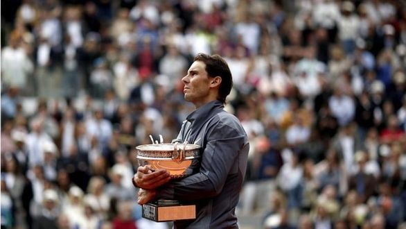 Rafa Nadal abraza su 12ª Roland Garros que consiguió al derrotar en la final a Dominic Thiem por 6-3, 5-7, 6-1 y 6-1.