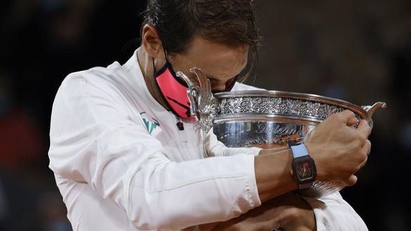 Rafa Nadal abraza emocionado su 13º Copa de los Mosqueteros tras vencer a Djokovic por 6-0, 6-2 y 7-5