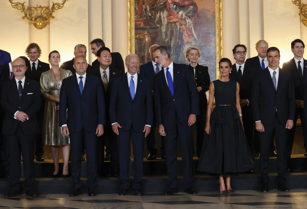 El rey Felipe VI y el presidente de Estados Unidos, Joe Biden, conversan durante la recepción ofrecida a los jefes de Estado y de Gobierno que participan en la cumbre de la OTAN.