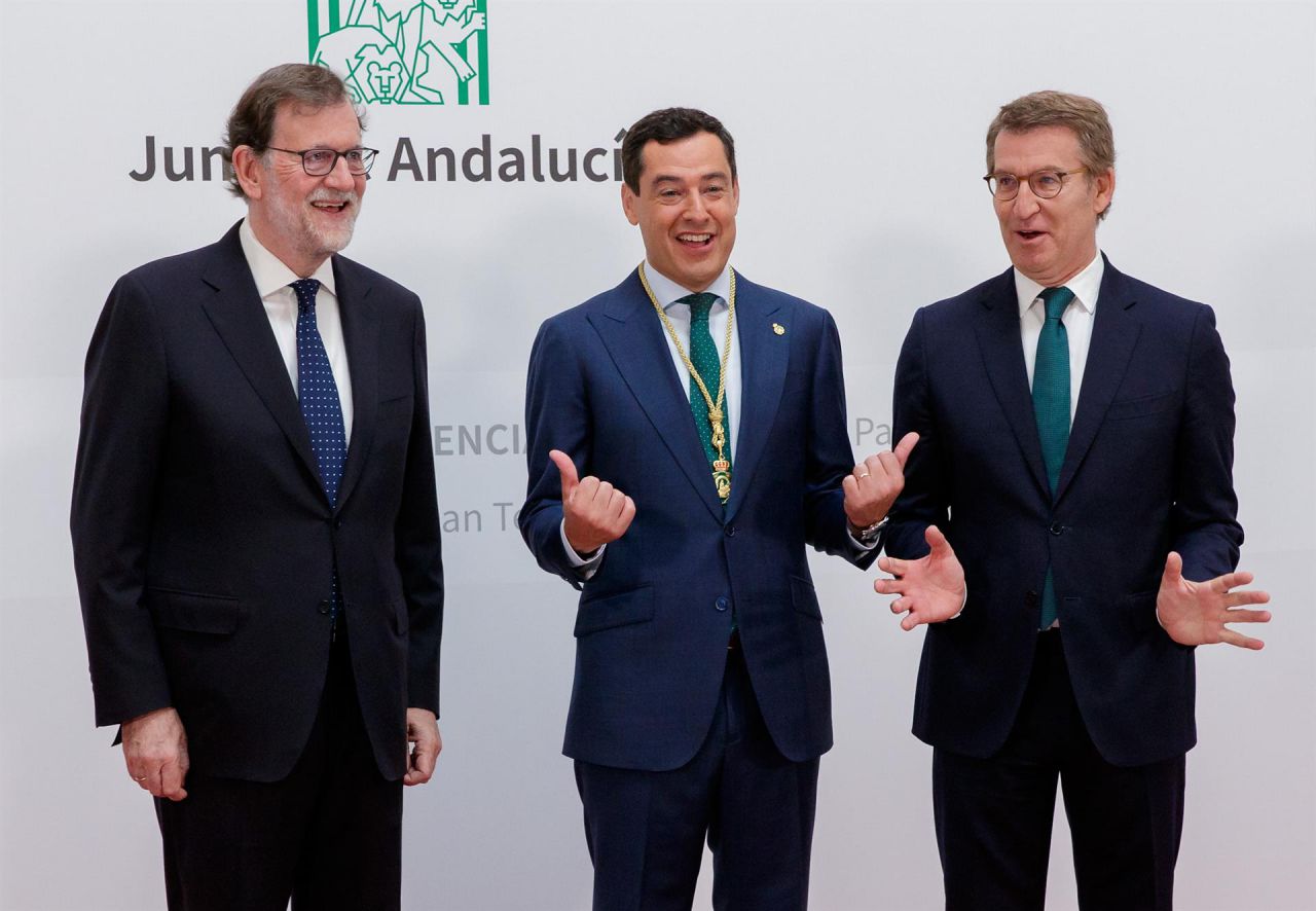 Juanma Moreno con Mariano Rajoy y Alberto Núñez Feijóo.