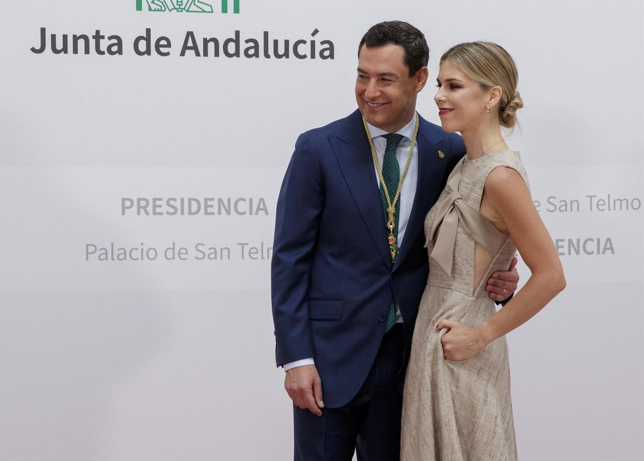 Juanma Moreno con su mujer Manuela Villena.