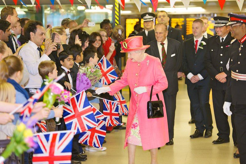 La reina visitando Birmingham en julio de 2012 como parte de su gira de su Jubileo de Diamante.