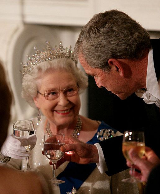 Isabel II y George W. Bush compartiendo un brindis durante una cena de Estado en la Casa Blanca el 7 de mayo de 2007.