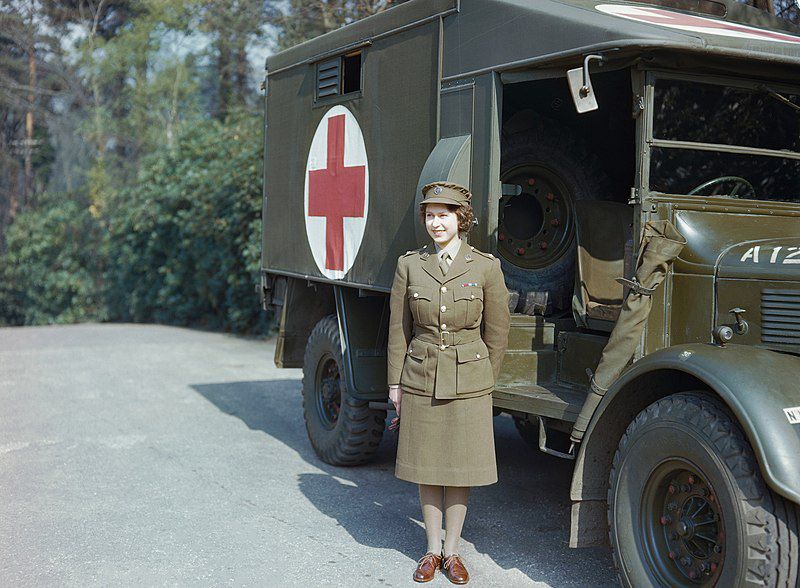 La princesa Isabel como subalterna segunda honoraria del Servicio Territorial Auxiliar de Mujeres en frente de una ambulancia del ejército, 1945.