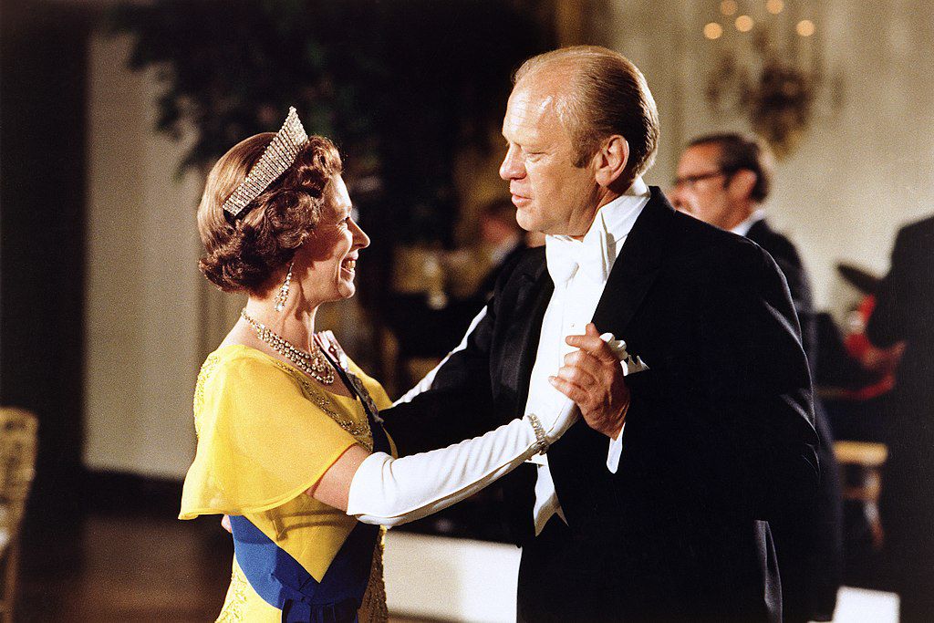 Isabel II bailando con el presidente estadounidense Gerald Ford durante una cena de Estado en julio de 1976.