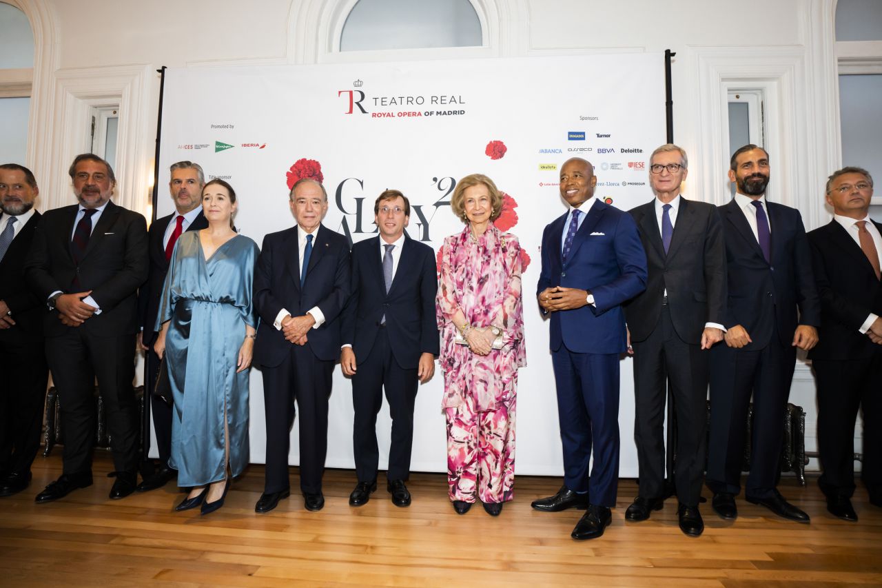 Marta Rivera de la Cruz (consejera de Cultura, Turismo y Deporte del Gobierno de la Comunidad de Madrid), Gregorio Marañón (presidente del Teatro Real), José Luis Martínez-Almeida (alcalde de Madrid), Su Majestad la Reina Sofía, Eric Adams (alcalde de Nueva York), Santiago Cabanas Ansorena (embajador de España en EEUU) y Eduardo Fernández Palomares (subsecretario del Ministerio de Cultura y Deporte)