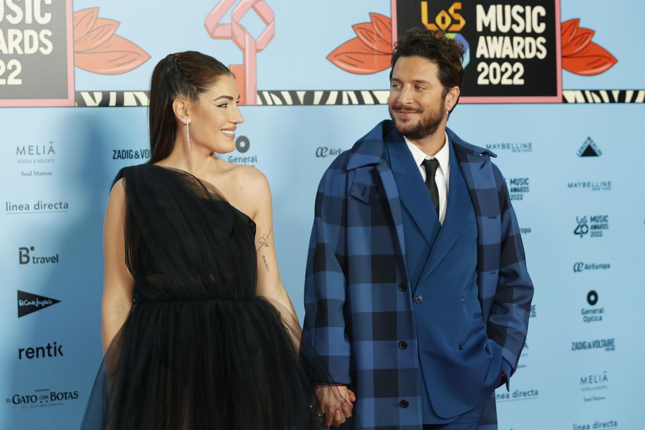 El cantante Manuel Carrasco y su esposa, la periodista Almudena Navalón.